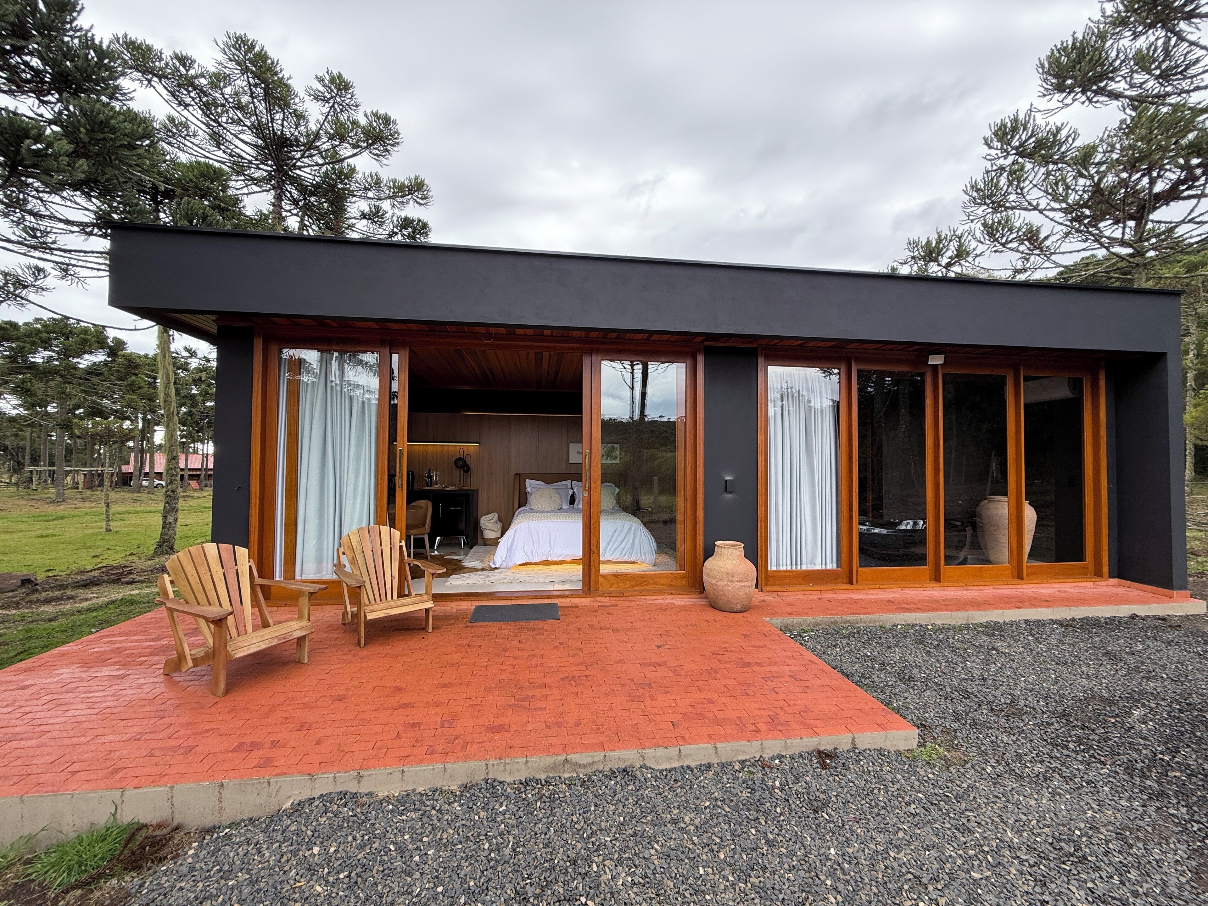 Cabana luxo | Roupas de cama premium, edredons de pluma, frigobar