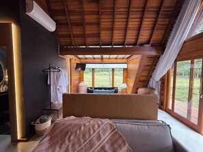 Ropa de cama de alta calidad, cubrecamas y minibar 