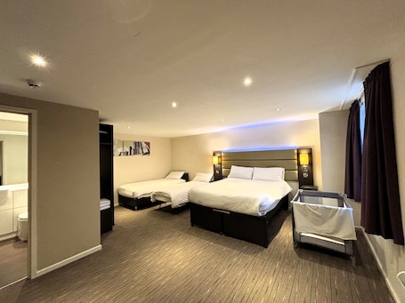 Premier Quadruple Room | Iron/ironing board, free WiFi. Premier Roomz Two Mills