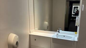 Regadera, secadora de cabello, toallas, jabón