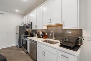 Mikrobølgeovn, ovn, kokeplater og oppvaskmaskin