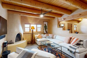 Télévision, cheminée, table de tennis de table, chaîne hi-fi