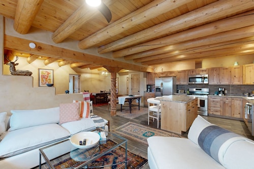 Southwestern home with hot tub, mountain views, & ping pong