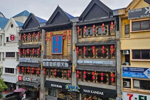 A row of traditional buildings with multiple stories, some with visible signage for restaurants and businesses. - Sunway Studio Homestay 1-min walk Sunway Pyramid Mall & Lagoon by Cloud Host (Subang Jaya)