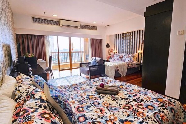 A modern hotel room with a large bed, a desk, and a balcony with a view. - Sunway Studio Homestay 1-min walk Sunway Pyramid Mall & Lagoon by Cloud Host (Subang Jaya)