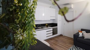 Appartement | Privékeuken | Een koffiezetapparaat/waterkoker, een koelkast, een microgolfoven