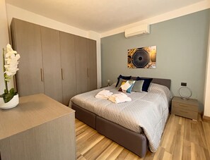 1 habitación y tabla de planchar con plancha 