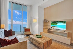 Comfort-Apartment, 1 Queen-Bett und Schlafsofa, Strandblick | Wohnbereich | 50-Zoll-Smart-TV mit Kabelempfang