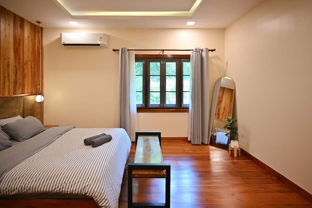 Comfort Room, 1 Queen Bed, Garden View