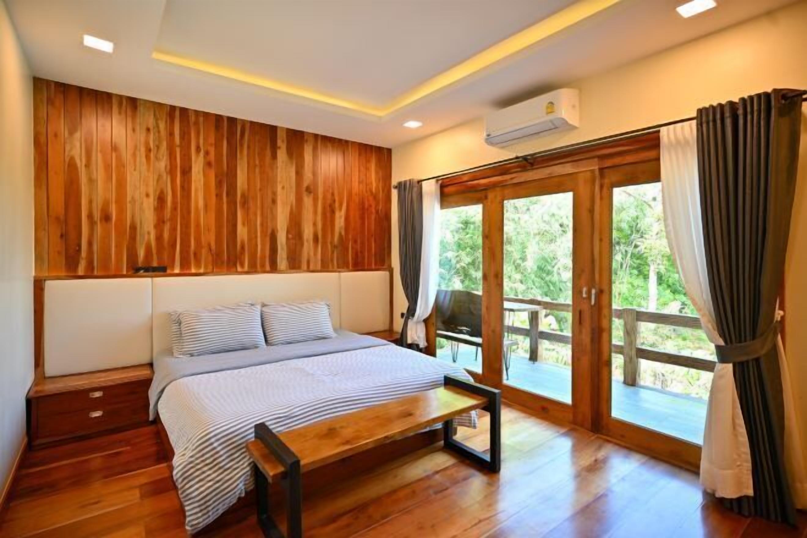 In-room safe, iron/ironing board, free WiFi