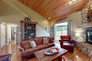 TV, fireplace, DVD player - Modern Mountain Getaway with New Hot Tub – Big Sky, Montana (Big Sky)