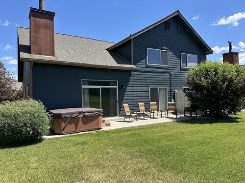 Modern Mountain Getaway with New Hot Tub – Big Sky, Montana