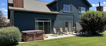 Modern Mountain Getaway with New Hot Tub – Big Sky, Montana