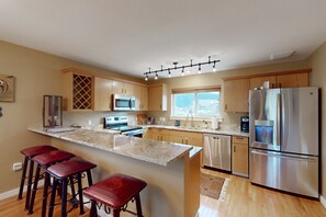 Fridge, microwave, oven, stovetop - Modern Mountain Getaway with New Hot Tub – Big Sky, Montana (Big Sky)