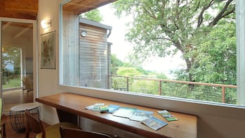 Nhà, ban công, quang cảnh đồi núi | Khu phòng khách