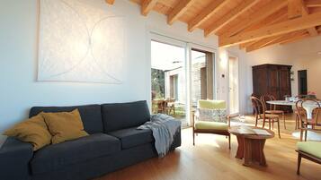 Nhà, ban công, quang cảnh đồi núi | Khu phòng khách