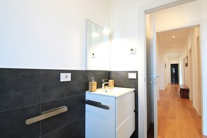 Huis, balkon, uitzicht op heuvels | Badkamer | Een haardroger, handdoeken