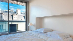 2 bedrooms, desk, iron/ironing board, WiFi (free) - AN ICONIC SPACE  IN AN ICONIC LOCATION  - AVENUE RAPP – NEXT TO EIFFEL   (Paris)