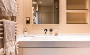 Dusche, Haartrockner, Handtücher, Seife