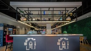Una moderna reception dal design minimalista, con un logo e una vetrina in vetro sopra.