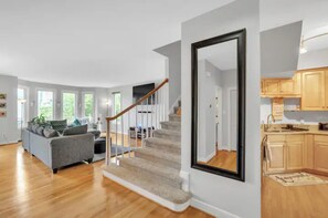 Smart-TV, peis, bøker og stereoanlegg