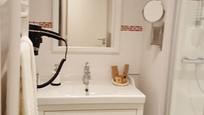 تجهيزات دش، مجففات شعر، مناشف، صابون