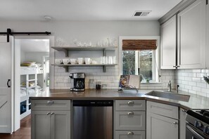 Køleskab, mikrobølgeovn, ovn, kogeplade