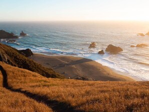 A coastal landscape with grassy hills and rocky outcrops. - Sonoma Family Cottage with Pool & Hot Tub (Sonoma)