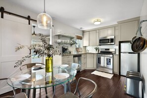 Køleskab, mikrobølgeovn, ovn, kogeplade