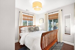 2 chambres, bureau, fer et planche à repasser, lit de bébé portatif