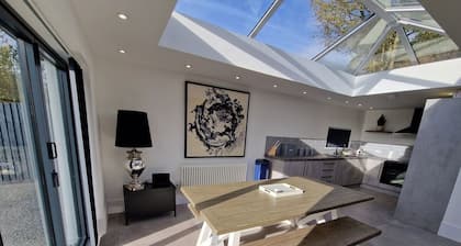 Modern & Spacious 5 Bedroom Bungalow with Parking