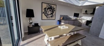 Modern & Spacious 5 Bedroom Bungalow with Parking