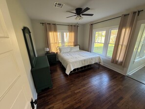 2 bedrooms, iron/ironing board, WiFi, bed sheets - 1930s Charpentier District Charmer (Lake Charles)