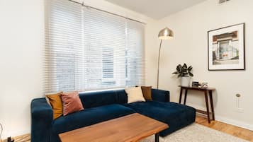 TV connectée, livres, chaîne hi-fi