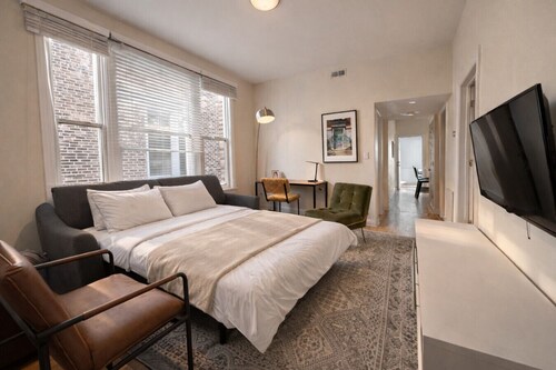 Flexhome Wicker Park • Stylish 2BR • Sleeps 6