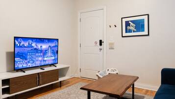 Smart-TV, Bücher, Stereoanlage