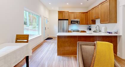 Charming Retreat for Two w/ Great Views, Near Golf & Beach, Wifi, Close to Town