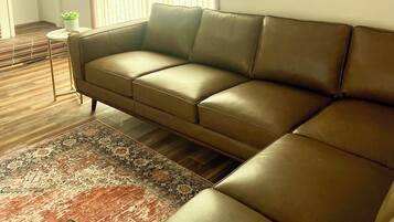 Smart TV, chimenea y libros