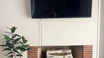 Smart-tv, een open haard en boeken