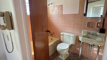 Een douche, een haardroger, handdoeken, zeep
