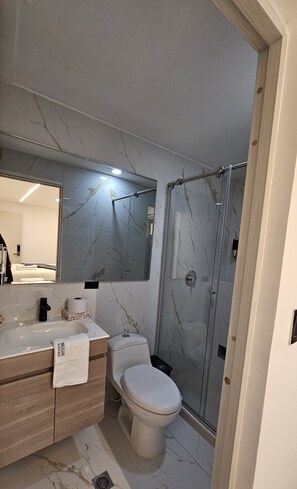 Standard Triple Room | Bathroom