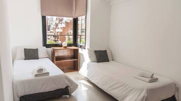 2 habitaciones, caja de seguridad en la habitación y escritorio