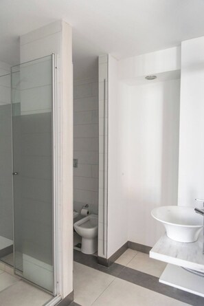 Shower, hair dryer, bidet, towels - Spacious 3 room apartment (Córdoba)