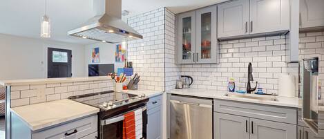 Jääkaappi, mikroaaltouuni, uuni, liesi