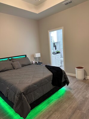 2 habitaciones, caja de seguridad en la habitación y escritorio