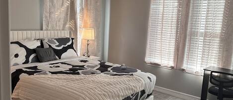 2 habitaciones, caja de seguridad en la habitación y escritorio