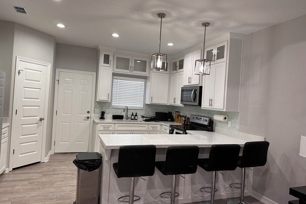 Kjøleskap, mikrobølgeovn, ovn og kokeplater