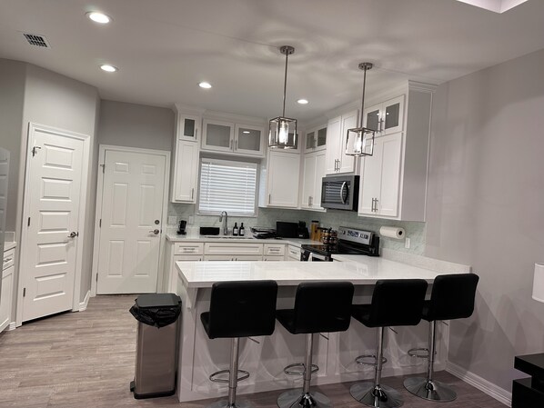 Refrigerador, microondas, horno y parrilla de estufa