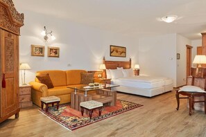 Deluxe Suite | Living area | 50-cm TV with cable channels - HOTEL TABLÈ  (Corvara in Badia)