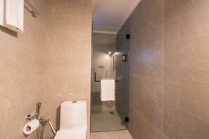 Double Room, 1 King Bed, Executive Level | Bathroom - The Lofts at Central Point (Bengaluru)
